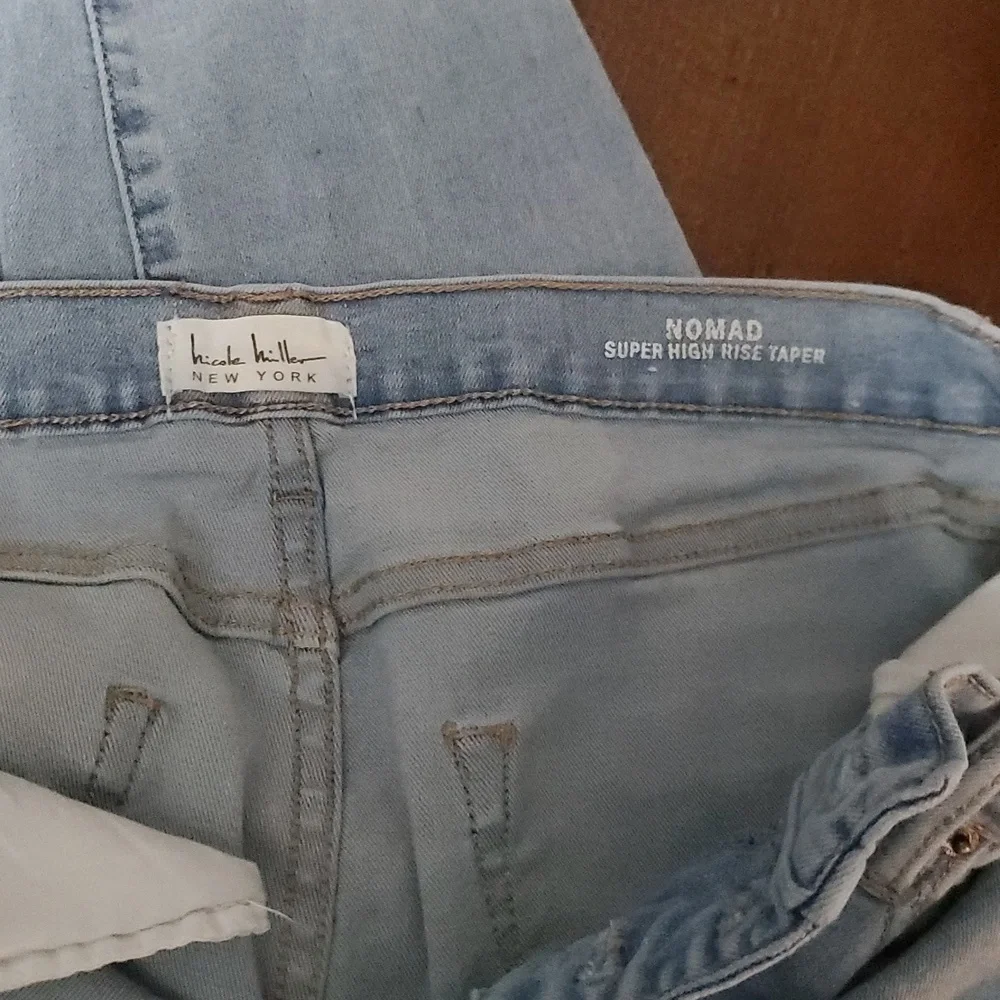 Nicole Miller High Rise Lt. Blue, Size 8, 5 Pocket Style, Button Fly Jeans. - Picture 8 of 10